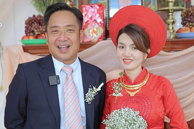 Diễn viên Đình Hiếu 'Cổng mặt trời' tuổi 46 viên mãn bên vợ trẻ kém 8 tuổi