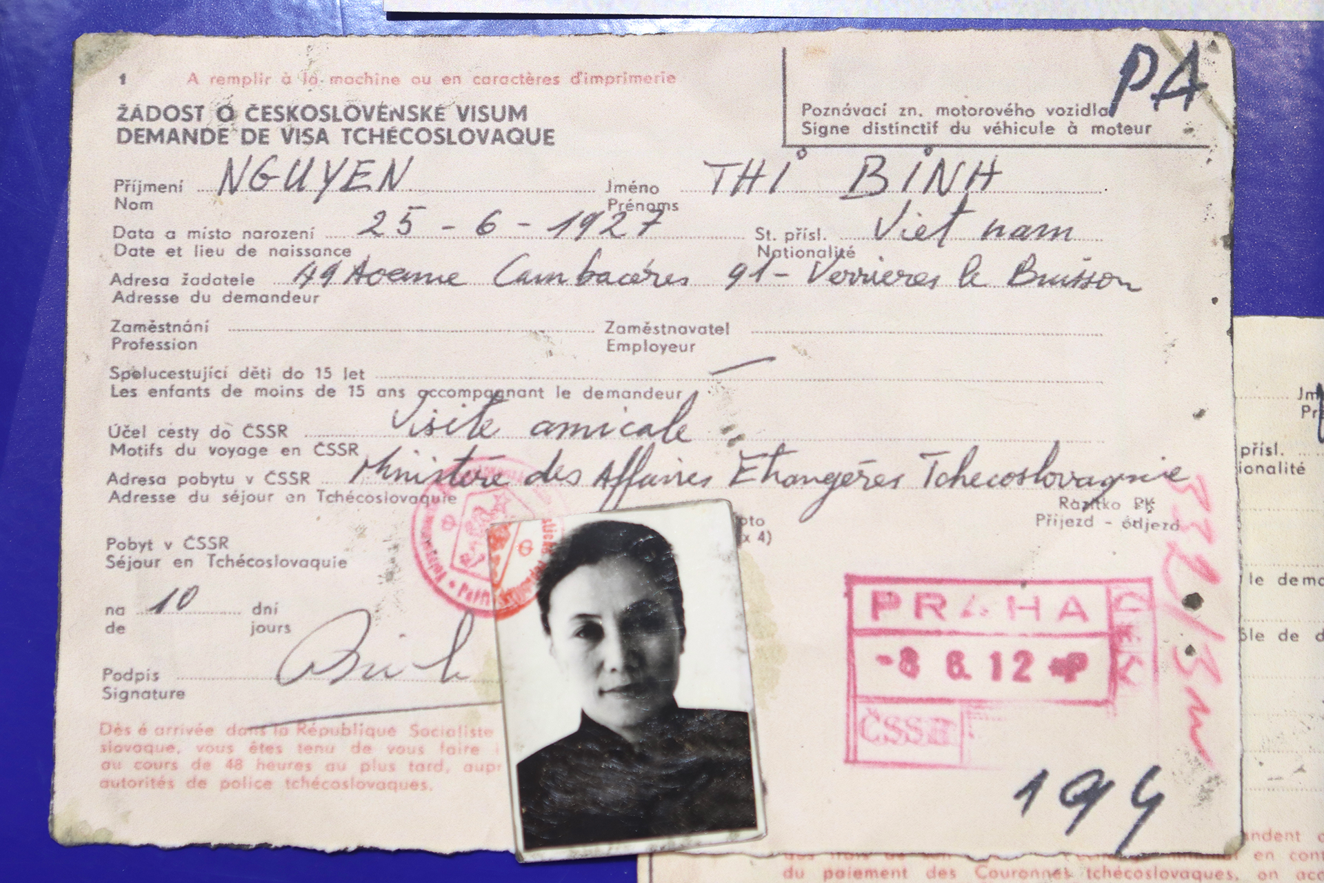 Đơn xin visa và tà áo dài tuyệt đẹp của bà Nguyễn Thị Bình