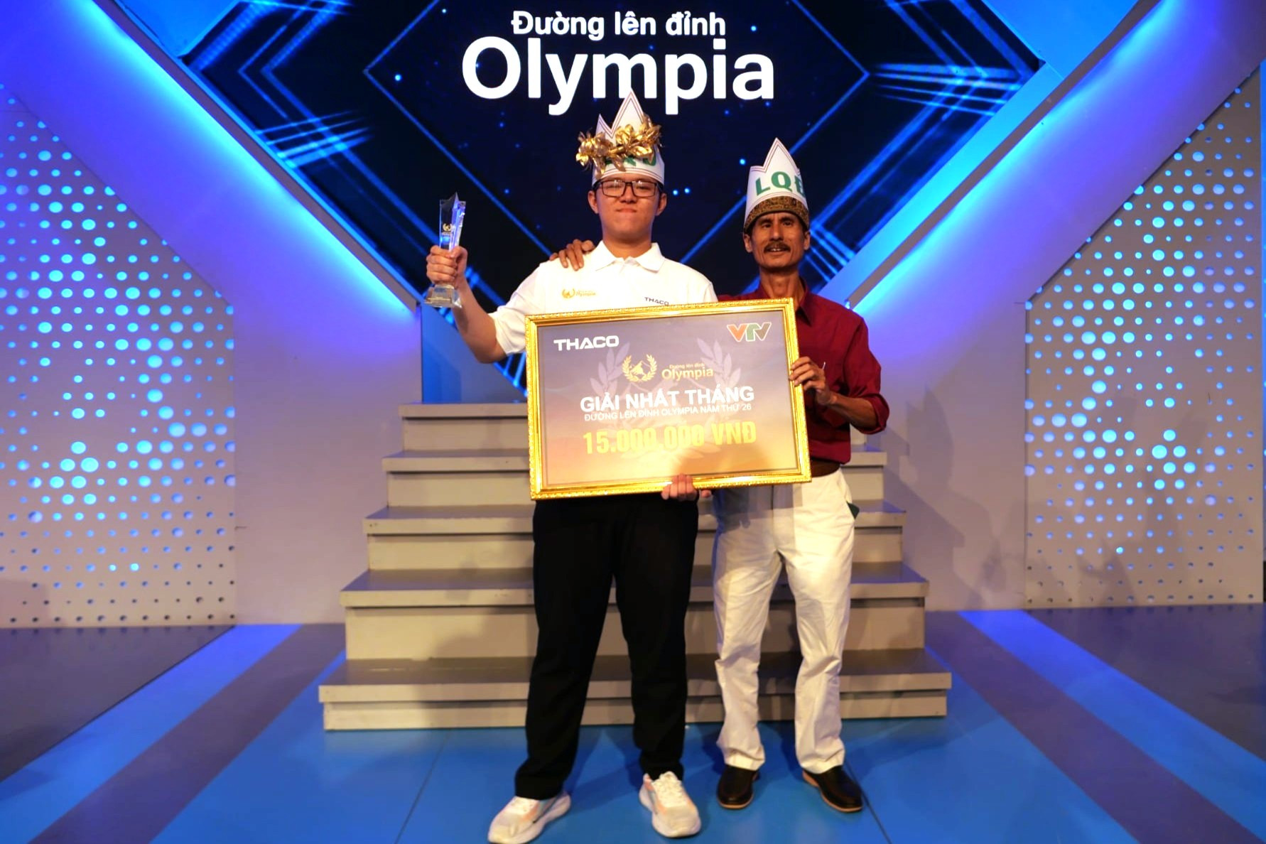 Gia Bảo và thầy Nguyễn Đức Thạch.jpg