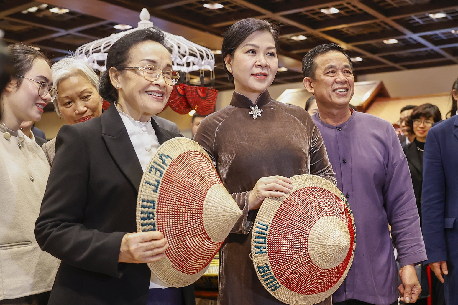 Hai phu nhân Tổng Bí thư Việt Nam và Lào thăm cố đô Hoa Lư