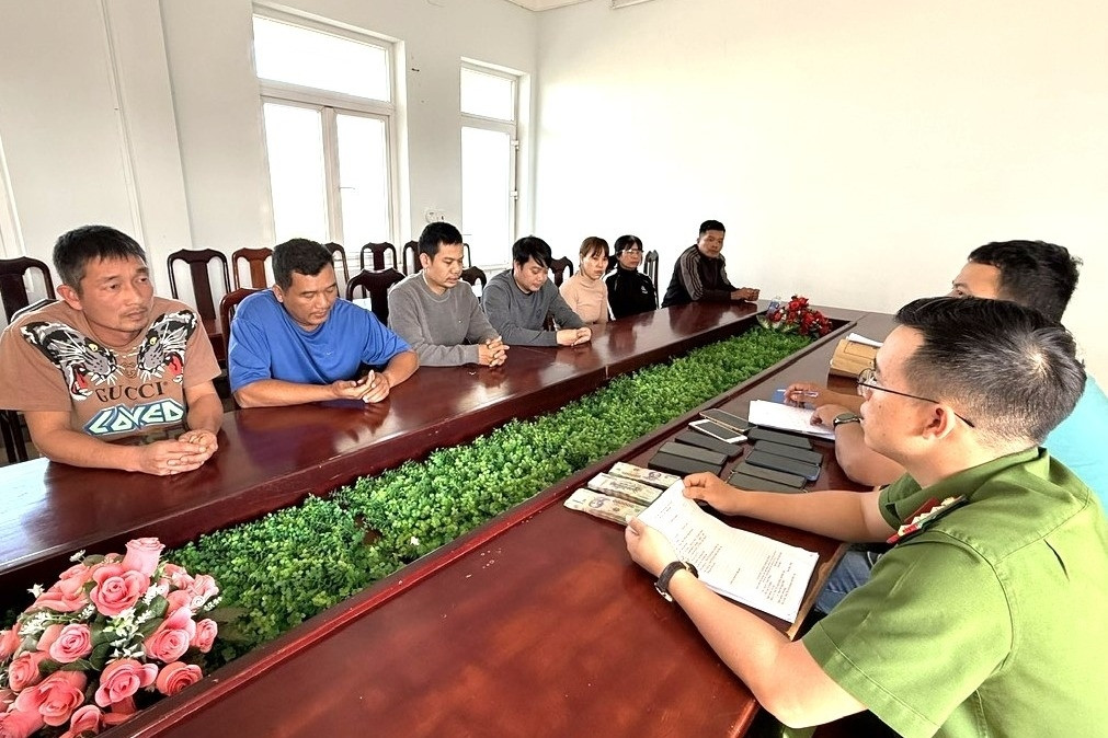 Hơn 30 cảnh sát đồng loạt khám xét 11 điểm ghi số đề ở Đắk Lắk, Huế