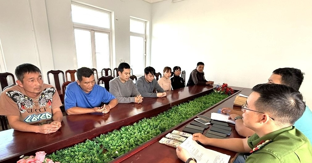 Hơn 30 cảnh sát đồng loạt khám xét 11 điểm ghi số đề ở Đắk Lắk, Huế