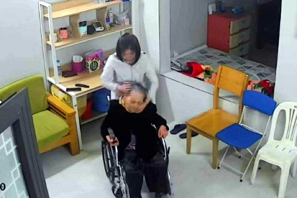 Khởi tố vụ án người giúp việc bạo hành cụ bà ở Hà Nội
