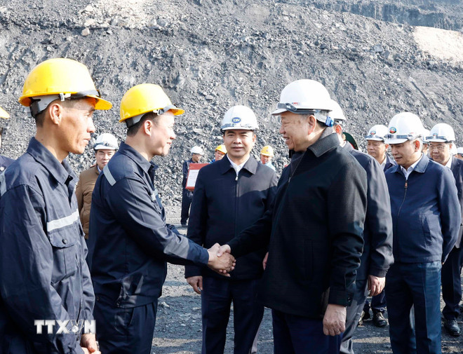ttxvn-tong-bi-thu-to-lam-gap-mat-chuc-tet-cong-nhan-nganh-than-tai-quang-ninh-8553627-2.jpg