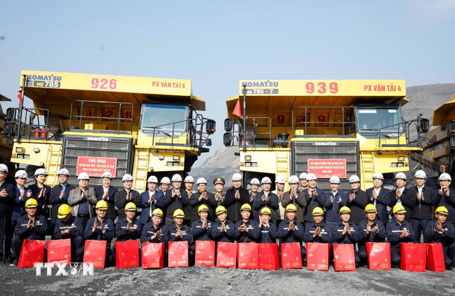ttxvn-tong-bi-thu-to-lam-gap-mat-chuc-tet-cong-nhan-nganh-than-tai-quang-ninh-8553607-3.jpg