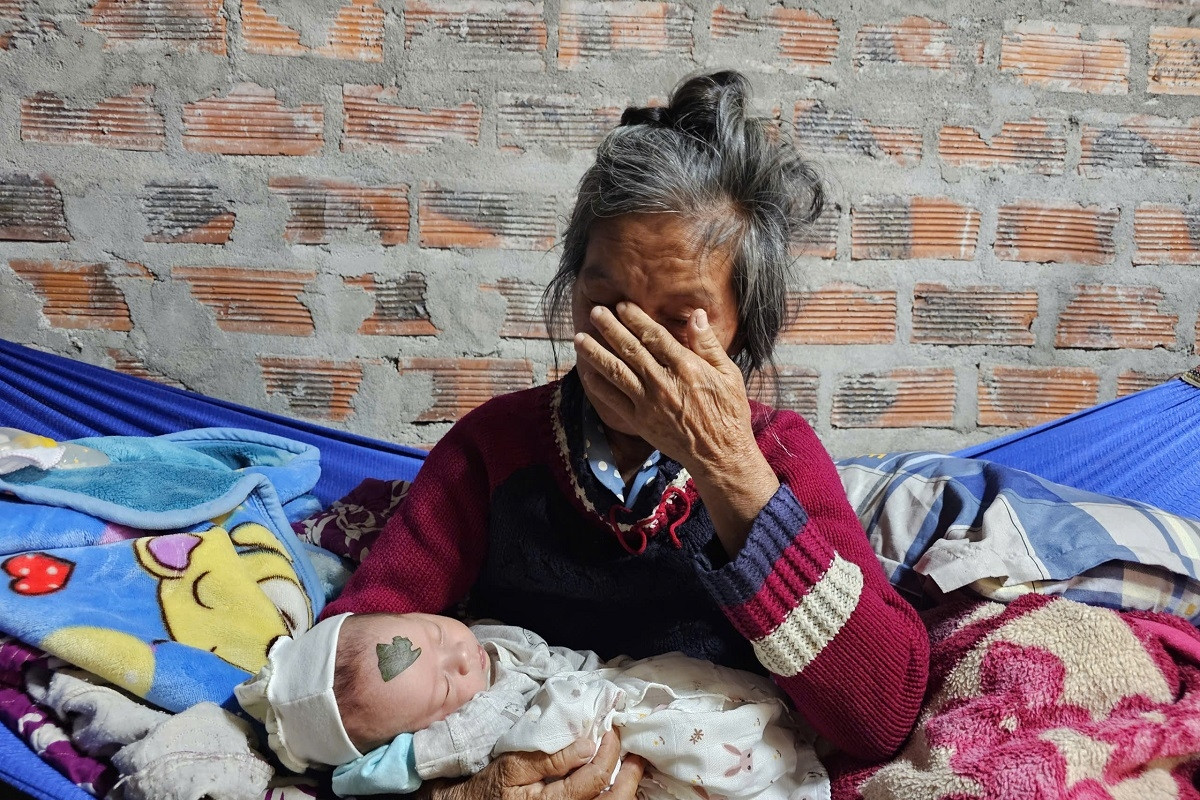 Người mẹ trẻ ra đi sau ca mổ sinh con, để lại 3 con thơ mồ côi, khát sữa