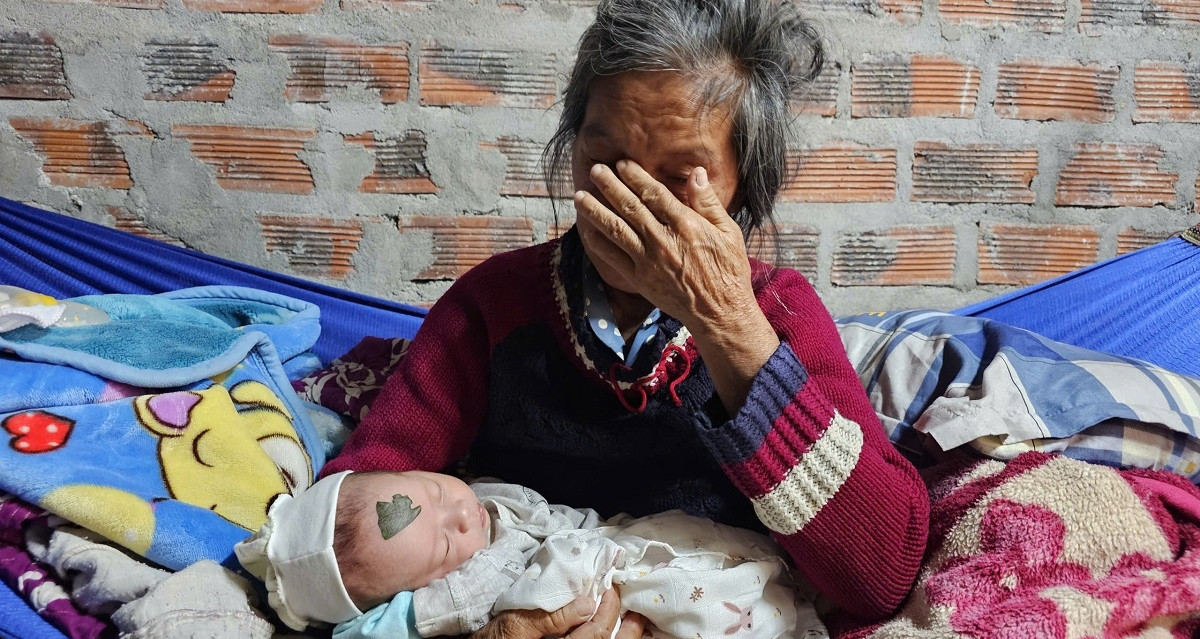 Người mẹ trẻ ra đi sau ca mổ sinh con, để lại 3 con thơ mồ côi, khát sữa