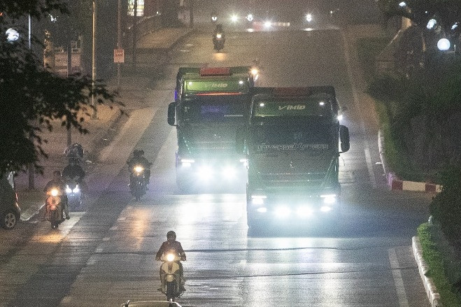 Ô tô lắp đèn siêu sáng gây cảnh 'mù tạm thời' cực nguy hiểm trên đường Hà Nội