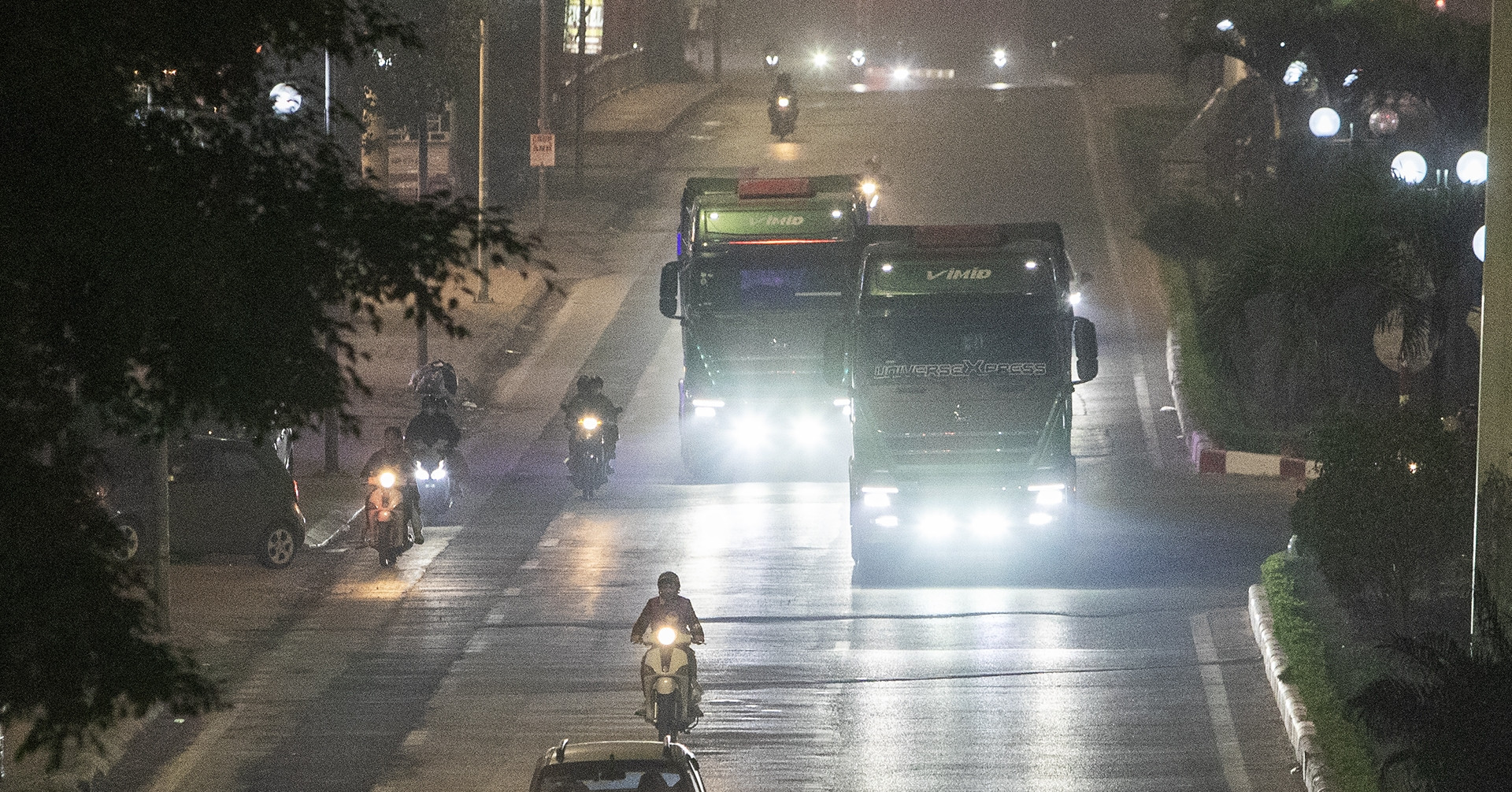 Ô tô lắp đèn siêu sáng gây cảnh 'mù tạm thời' cực nguy hiểm trên đường Hà Nội