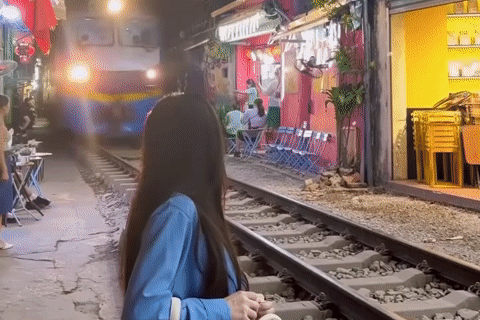 Sự thật video cô gái ngồi sát đường ray khi tàu lao đến ở Hà Nội