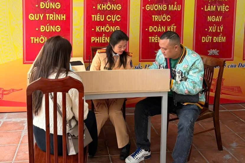 Tài xế xe Ford Territory bị bụi bẩn che kín biển số nhận sai, chịu phạt 23 triệu