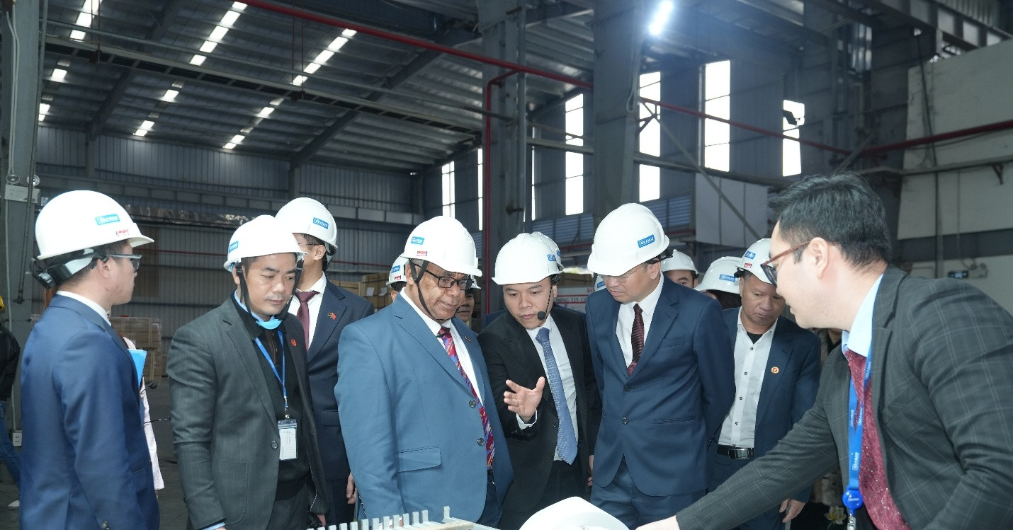 Thủ tướng Vanuatu tham quan nhà máy nhôm Grando