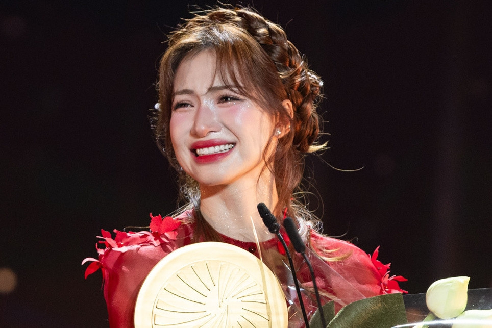 Hòa Minzy bật khóc, nhạc kịch 'Giấc mơ Chí Phèo' thắng giải 'Tinh hoa Việt'