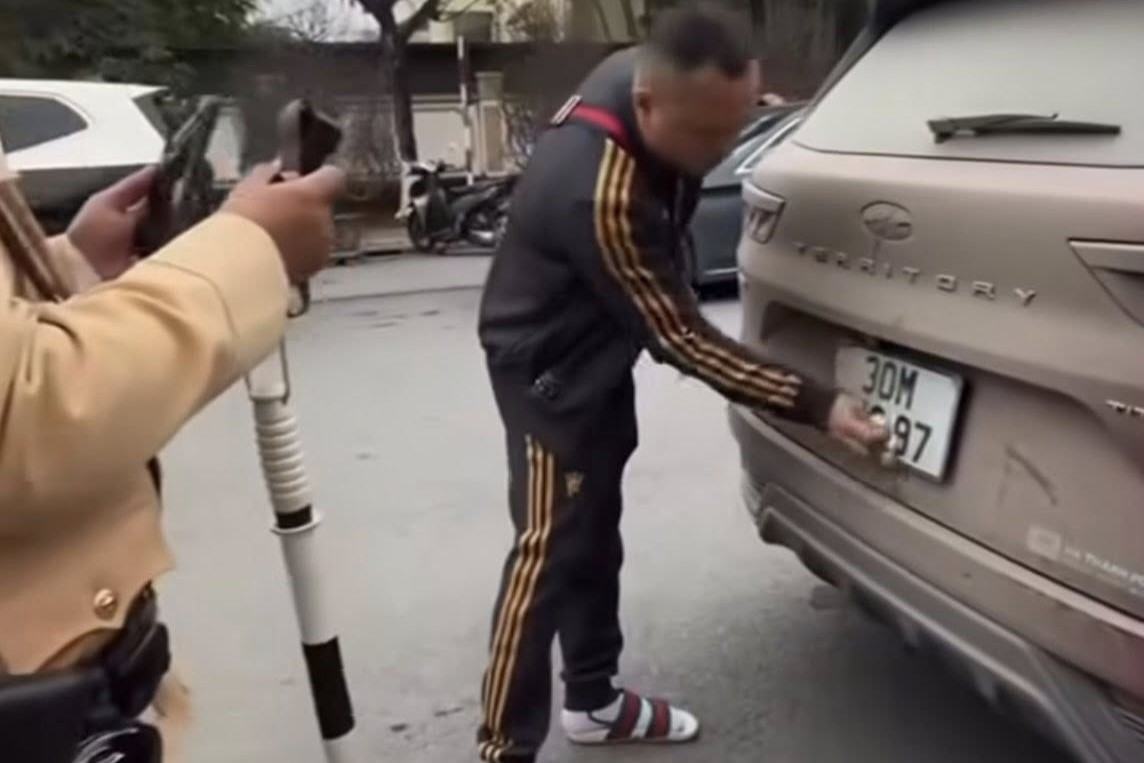 Tranh cãi tình huống chủ xe Ford kêu bị phạt 22 triệu vì để bụi bẩn che biển số