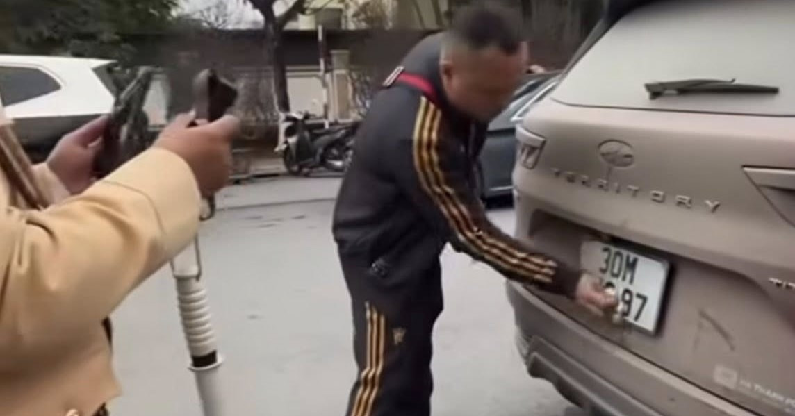 Tranh cãi tình huống bị phạt 22 triệu khi để biển số xe bụi bẩn che lấp