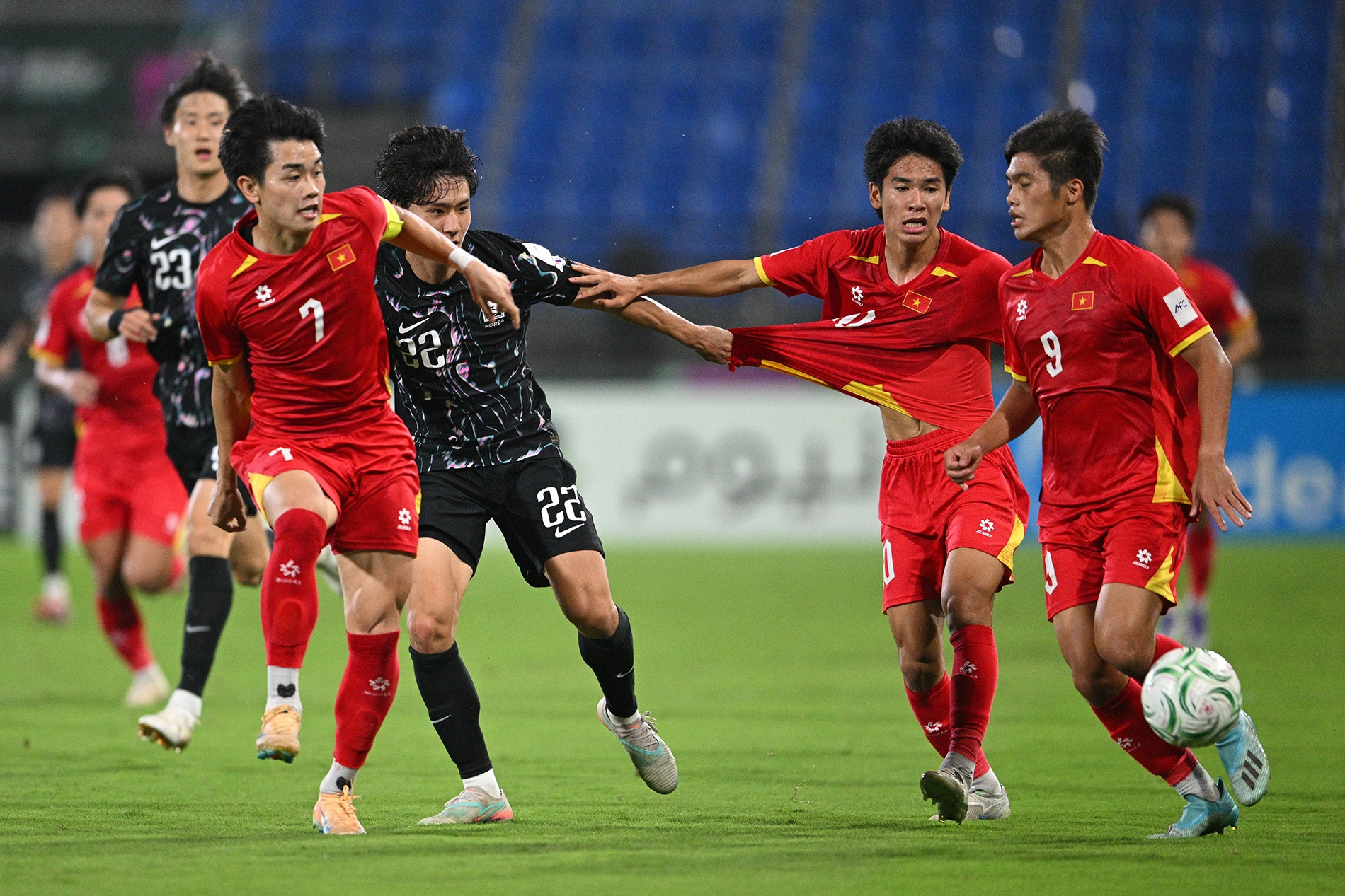 U23 Việt Nam và HLV Kim Sang Sik gây xáo động tại Hàn Quốc