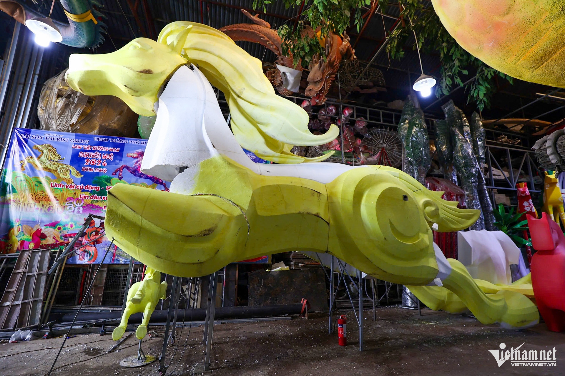 W-linh vật ngựa đường hoa Nguyễn Huệ 13.jpg