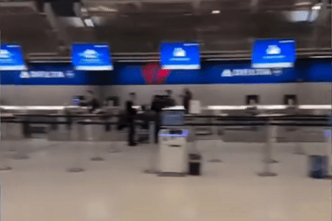 Xe sedan Mercedes-Benz mất lái ở tốc độ cao, lao thẳng vào nhà ga sân bay