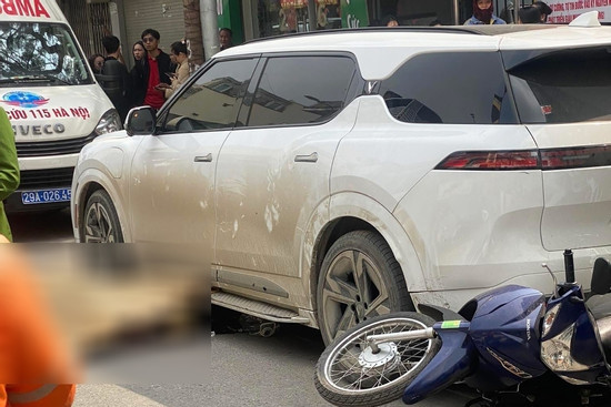 Bản tin chiều 28/1: Ô tô đi lùi đâm 2 người trên phố Hà Nội, 1 nạn nhân tử vong