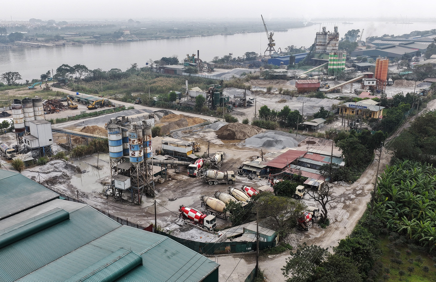 Cận cảnh loạt trạm trộn bê tông ở Hà Nội bị yêu cầu dừng hoạt động, di dời