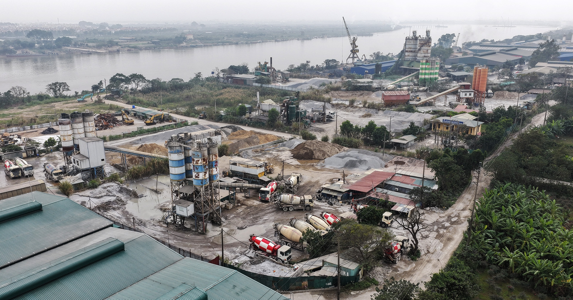Cận cảnh loạt trạm trộn bê tông ở Hà Nội bị yêu cầu dừng hoạt động, di dời