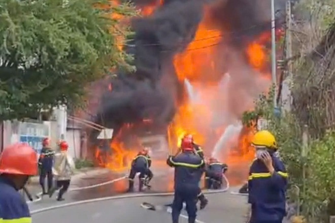 Cháy lớn xe bồn chở xăng, lửa đỏ rực vây kín đường vào Tổng kho xăng dầu TPHCM