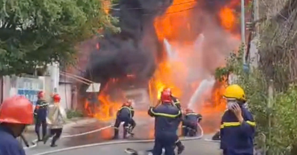 Cháy lớn xe bồn, lửa đỏ rực vây kín đường vào Tổng kho xăng dầu ở TPHCM