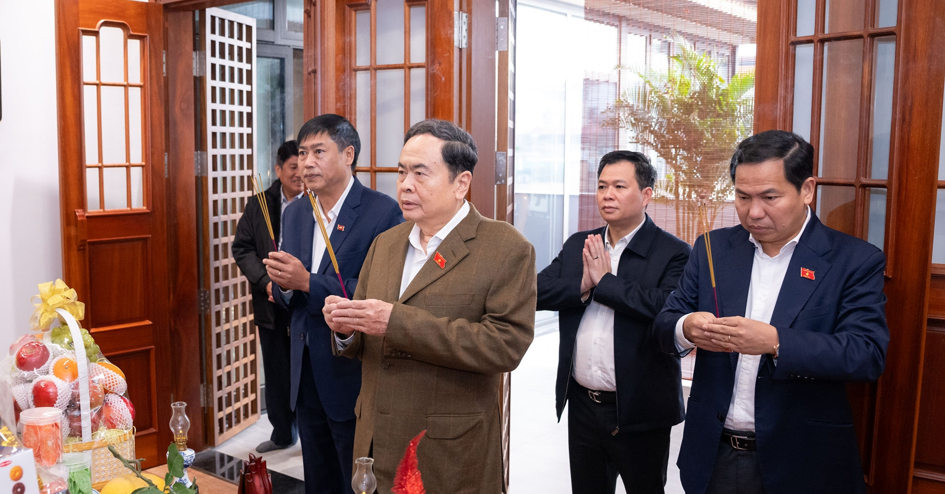 Chủ tịch Quốc hội dâng hương tưởng nhớ cố Tổng ...