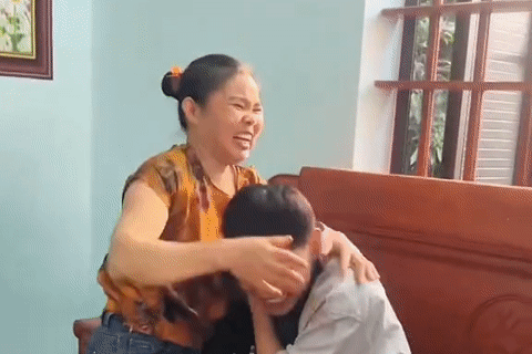 Con trai bí mật trở về sau hơn 2 năm đi Nhật, người mẹ Bắc Ninh ngỡ ngàng