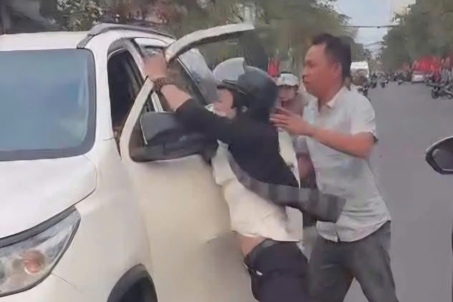 Danh tính thanh niên chặn đầu ô tô, đánh tài xế gây ùn tắc giao thông