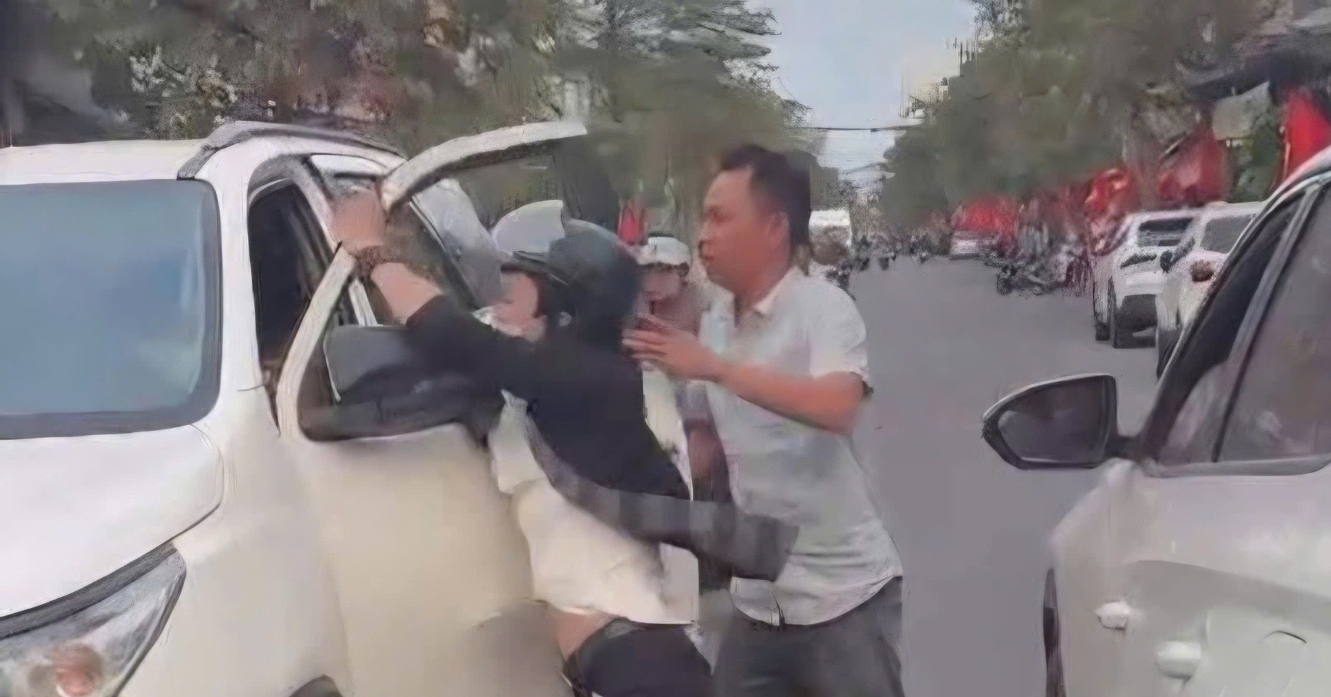 Danh tính thanh niên chặn đầu ô tô, đánh tài xế gây ùn tắc giao thông