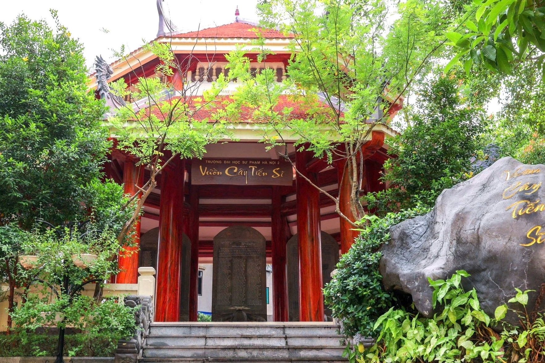 Đình chỉ giảng viên dùng bằng giả, bị đục tên khỏi bia tiến sĩ