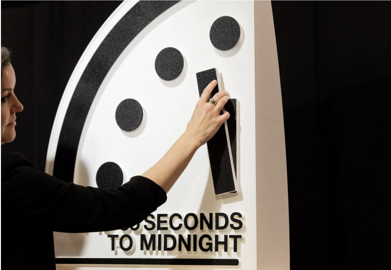 Đồng hồ Ngày Tận thế được dịch chuyển gần hơn tới nửa đêm. Ảnh: The Bulletin.org