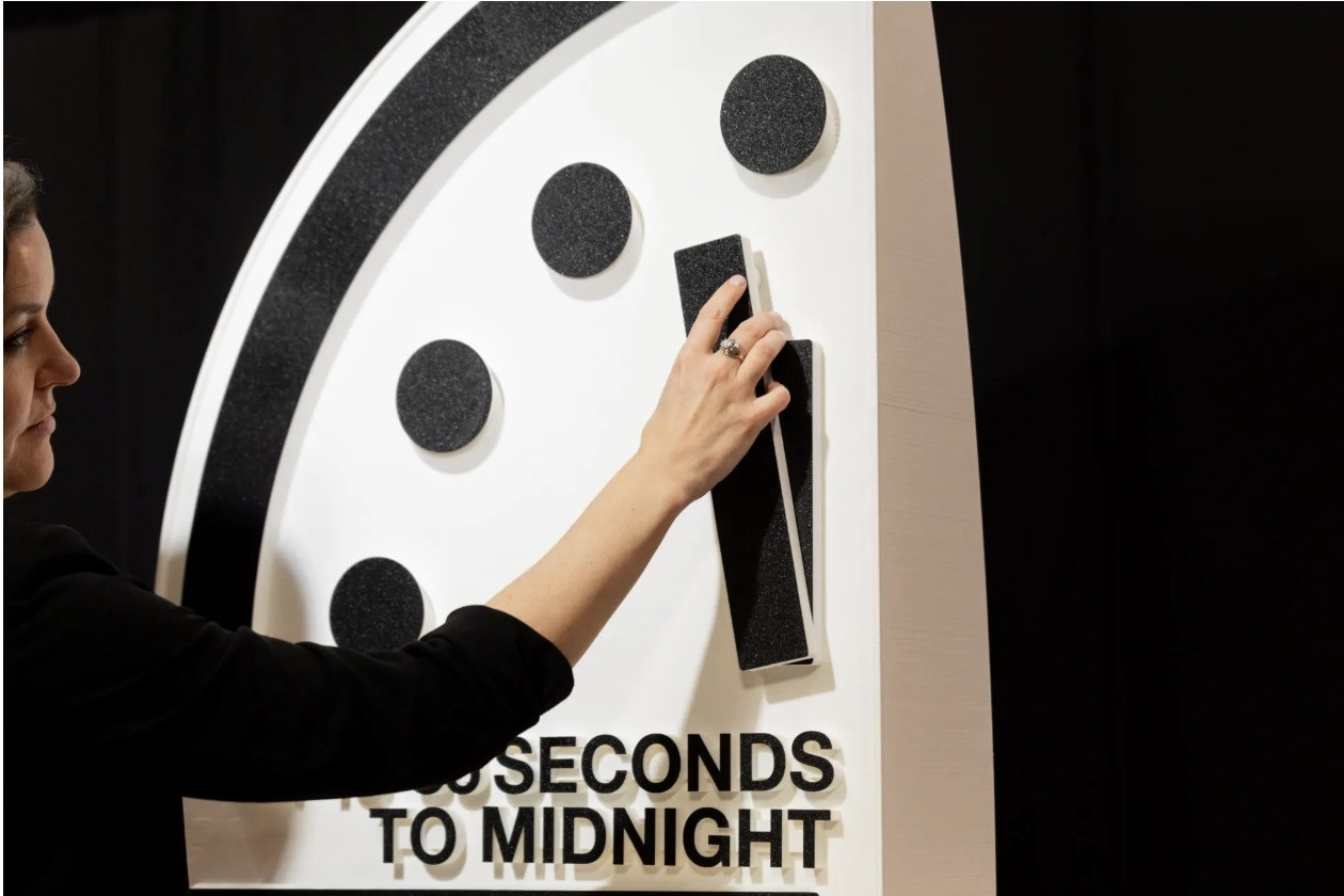 'Đồng hồ Ngày tận thế' tiến gần hơn tới nửa đêm báo hiệu điều gì?