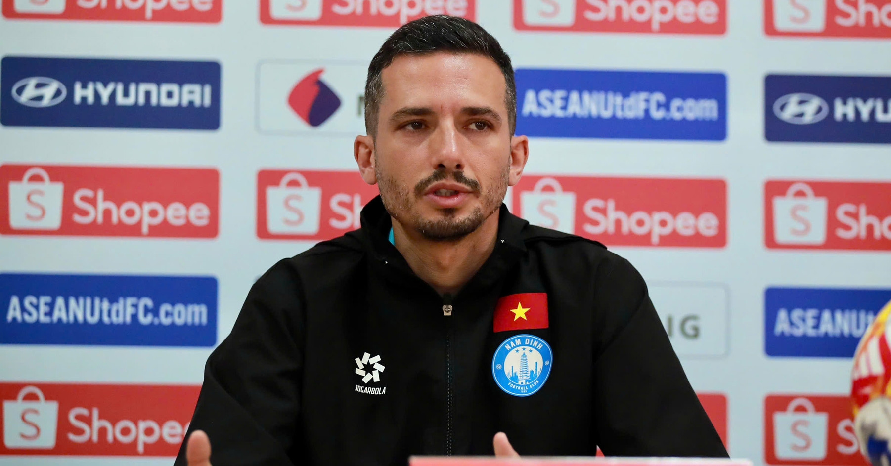 HLV Nam Định tiết lộ tình trạng của Xuân Son tr...