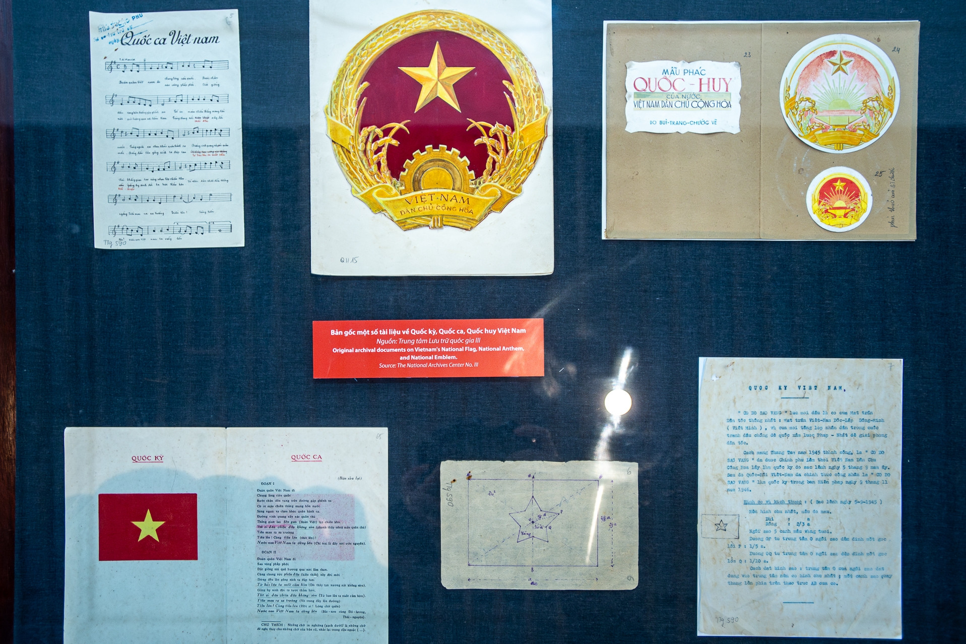 Mắt thấy, tay chạm vào những tài liệu gốc về Quốc kỳ, Quốc ca, Quốc huy và Hiến pháp
