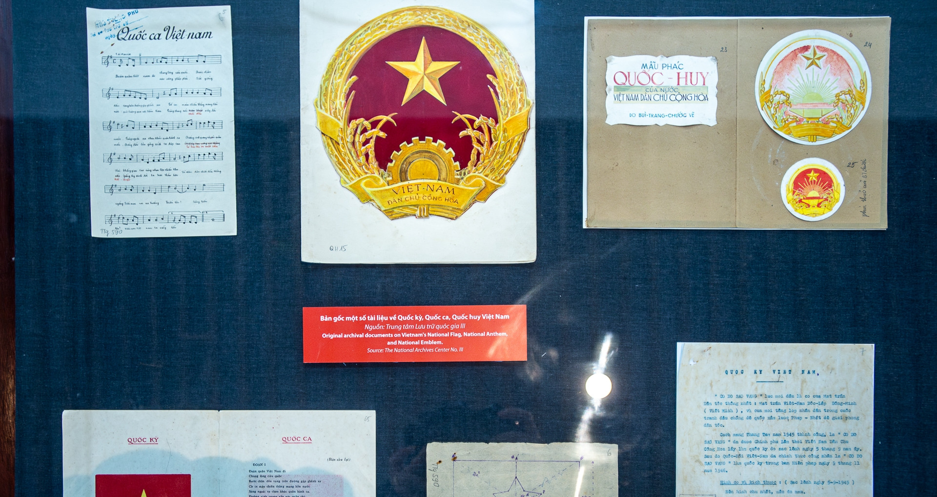 Mắt thấy, tay chạm vào những tài liệu gốc về Quốc kỳ, Quốc ca, Quốc huy và Hiến pháp
