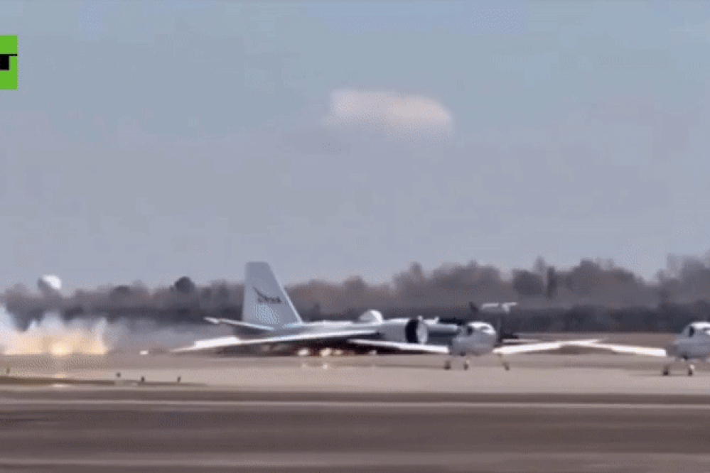 Máy bay nghiên cứu của NASA ‘mài bụng’ tóe lửa trên đường băng