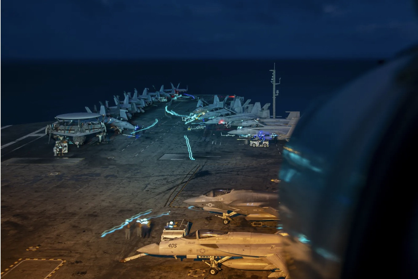 Máy bay trên boong tàu sân bay USS Abraham Lincoln. Ảnh: US Navy