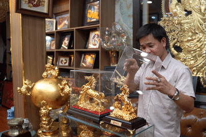 Ngắm linh vật ngựa mạ vàng 24K giá hàng chục triệu đồng chưng Tết