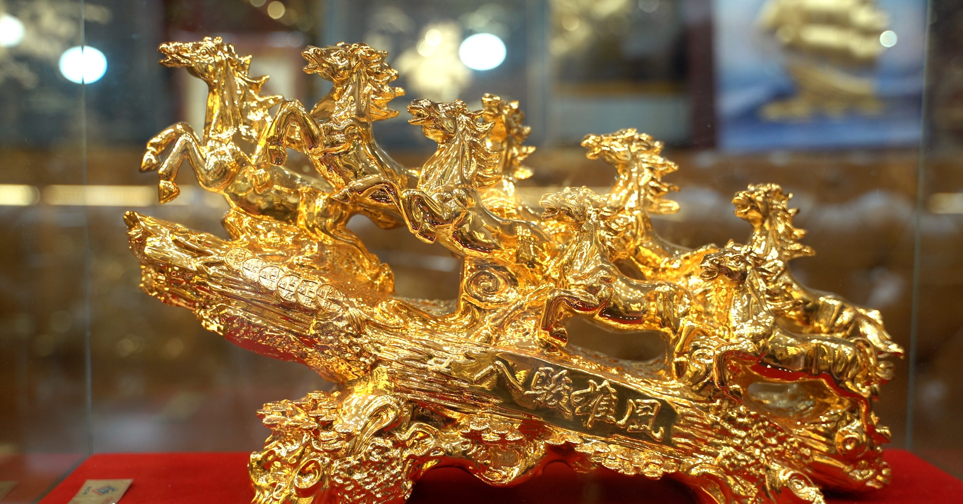 Ngắm linh vật ngựa mạ vàng 24K giá hàng chục triệu đồng chưng Tết