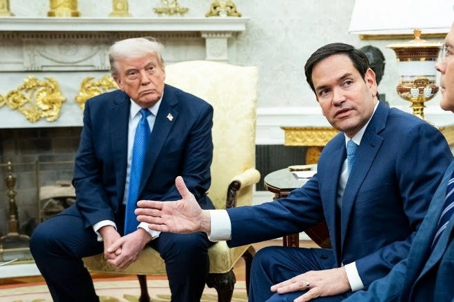 Ngoại trưởng Mỹ hé lộ cách 'né' Tổng thống Trump trên chuyên cơ Không lực Một
