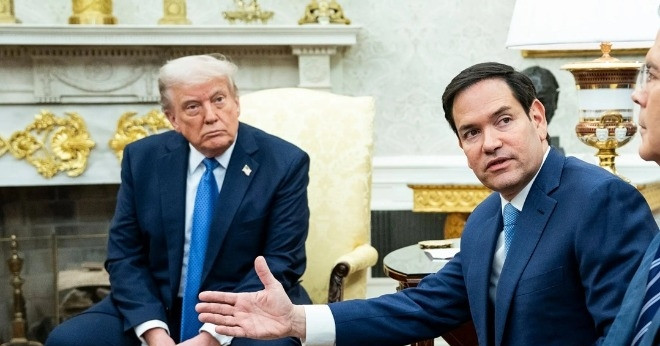 Ngoại trưởng Mỹ hé lộ cách 'né' Tổng thống Trump trên chuyên cơ Không lực Một