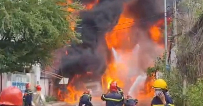 Người dân kể khoảnh khắc xe bồn chở xăng bốc cháy dữ dội ở TPHCM