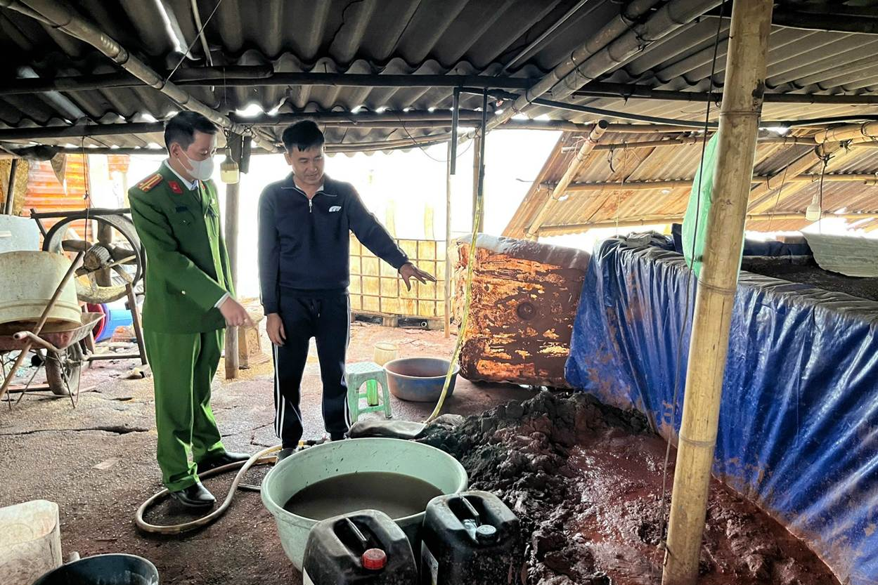 Phát hiện 2 xưởng phân kim xả hơn 6,7 tấn chất thải nguy hại ra ven sông Đuống