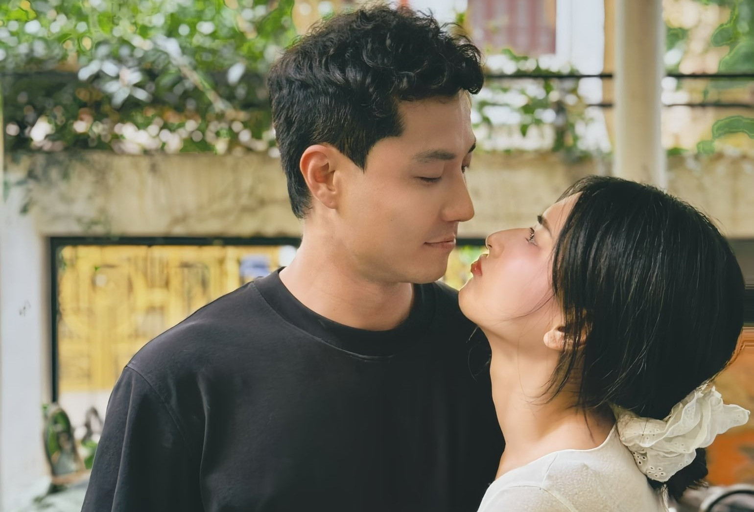 Thanh Sơn ôm eo tình tứ với Yến My, NSND Phạm Phương Thảo trẻ đẹp ở tuổi 44