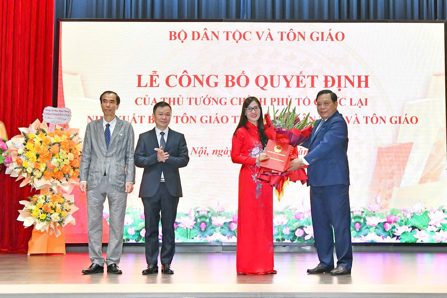 Thứ trưởng Nguyễn Hải Trung trao Quyết định của Thủ tướng về tổ chức lại Nhà xuất bản Tôn giáo của và tặng hoa Ban giám đốc Nhà xuất bản Tôn giáo..jpg