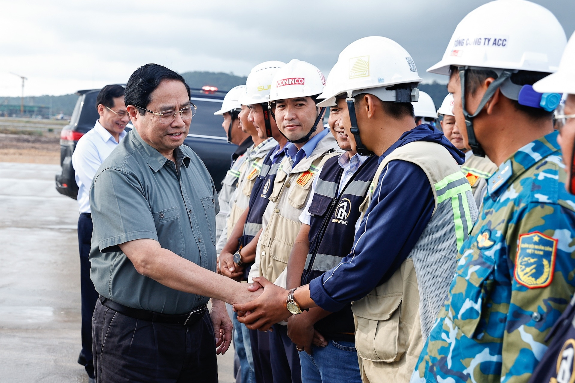 Thủ tướng: Không lãng phí một ngày trong triển khai dự án phục vụ APEC