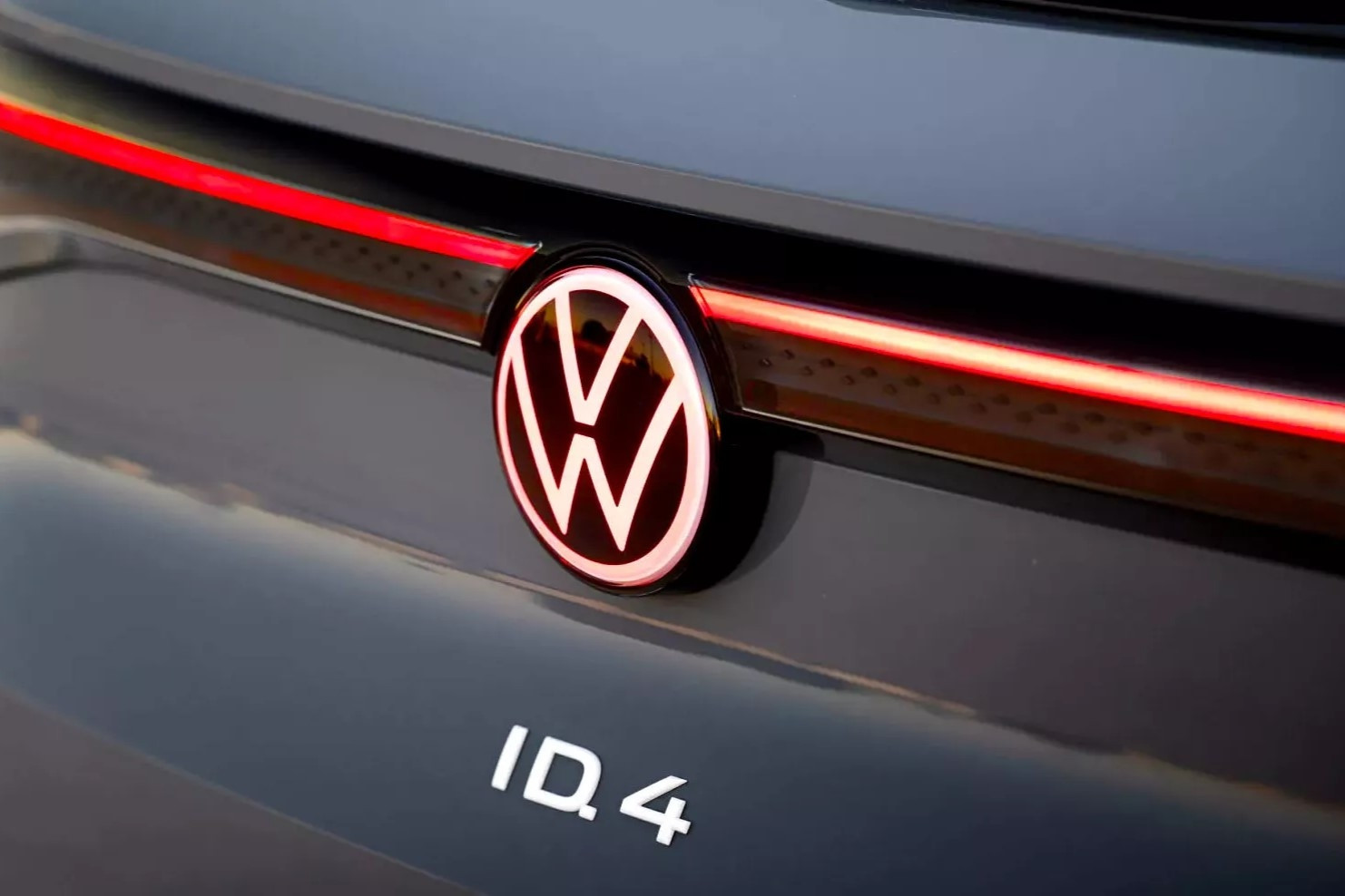 Volkswagen yêu cầu chủ xe điện đỗ ngoài trời sau khi sạc vì nguy cơ cháy xe