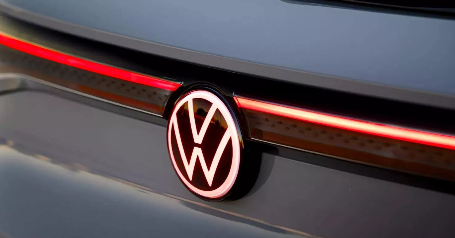 Volkswagen yêu cầu chủ xe điện đỗ ngoài trời sau khi sạc vì nguy cơ cháy xe